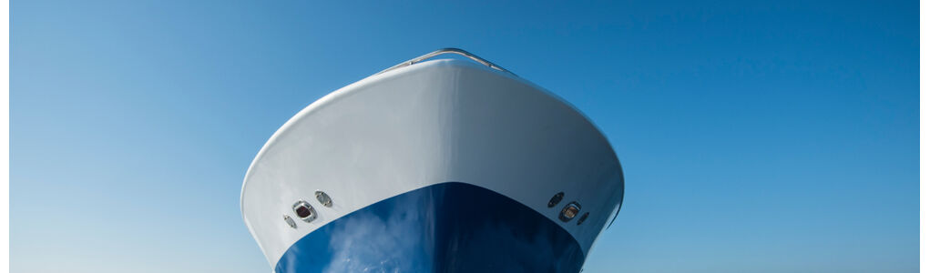 A,Luxury,Private,Motor,Yacht,Under,Way,On,Tropical,Sea