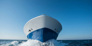 A,Luxury,Private,Motor,Yacht,Under,Way,On,Tropical,Sea